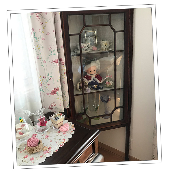 栃木県Ｎさまから届いたテイパードレッグの家具、ガラスのコーナーキャビネットの写真