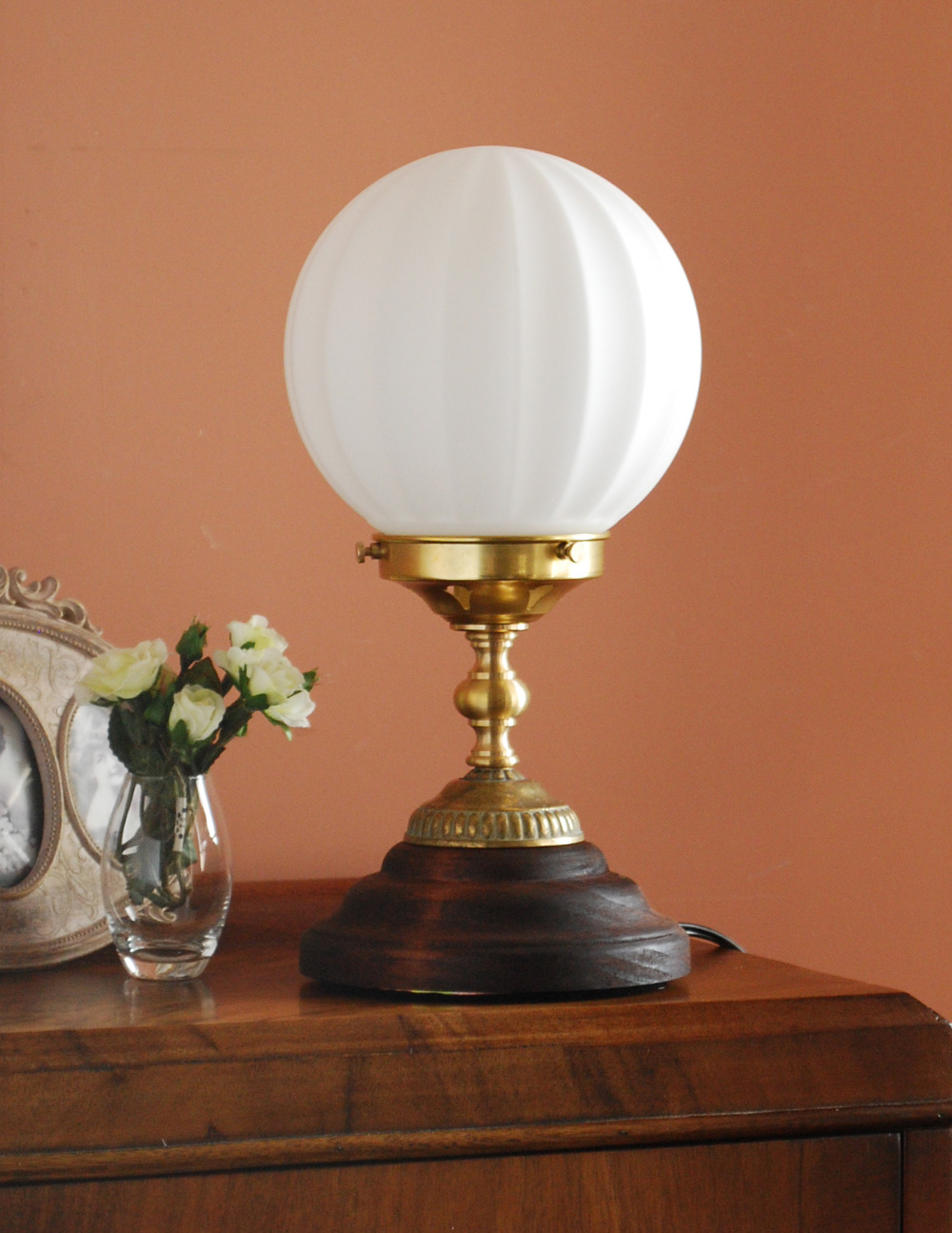 ガラスボウルからこぼれる明かりを楽しむテーブルランプ(電球なし) (tl-0029)