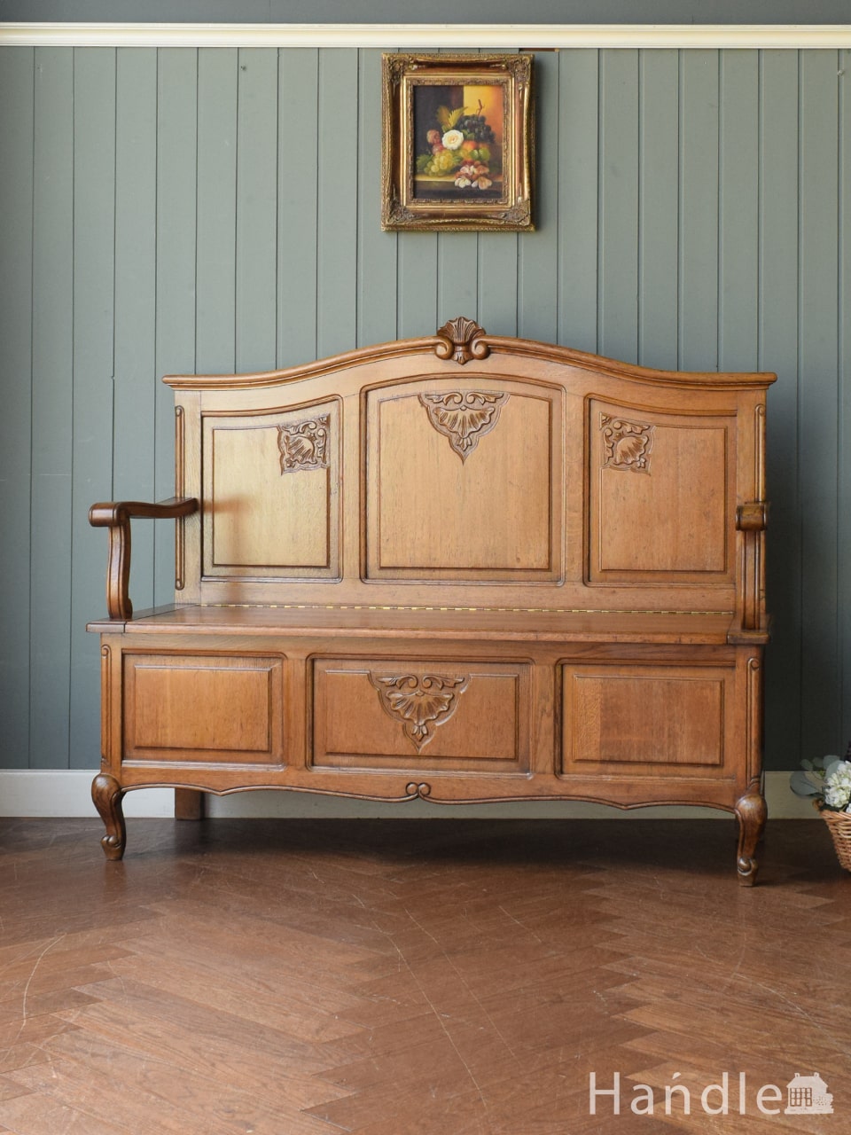 浮き彫りが美しいフランスから届いたアンティーク、とってもめずらしいオーク材のコファベンチ