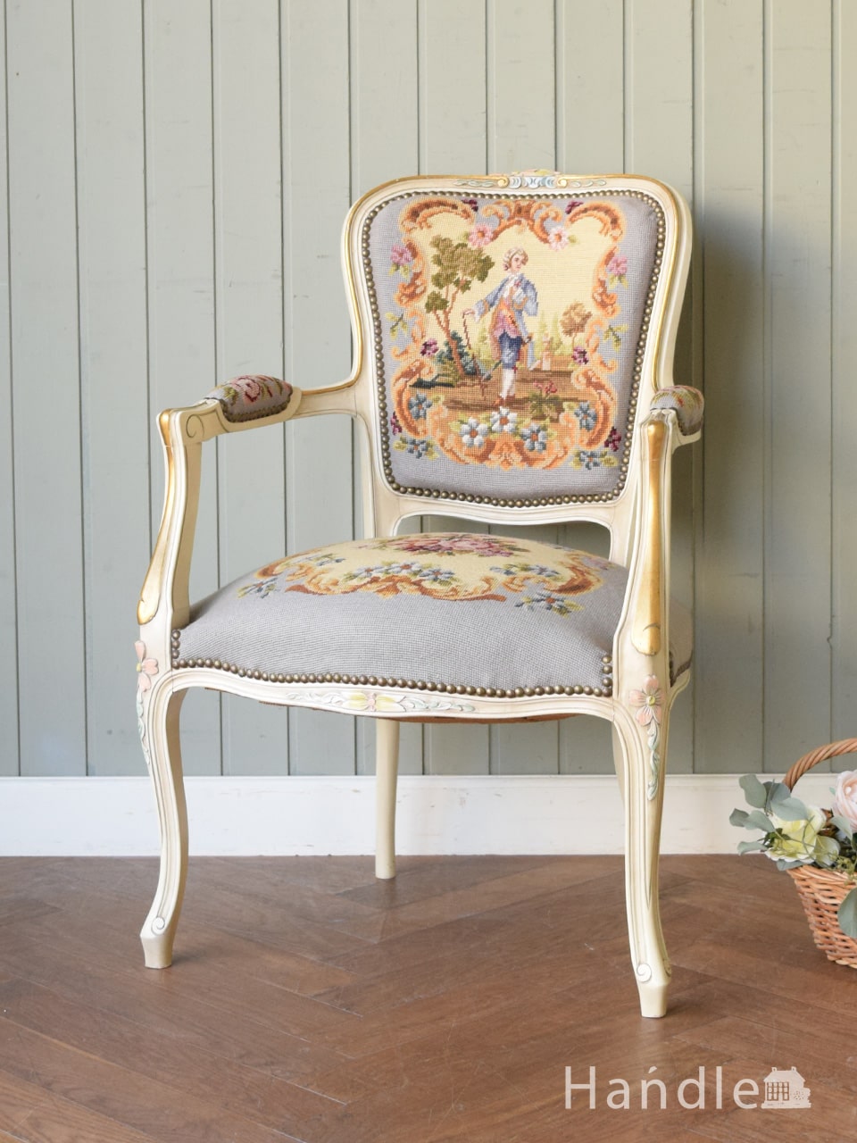 フランスから届いた一人掛けの椅子、王子様の刺繍が美しいプチポワンの