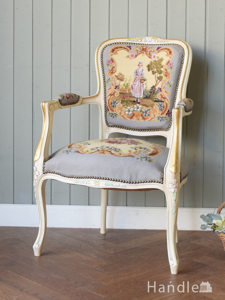 フランスから届いた一人掛けの椅子、女の子の刺繍が美しいプチポワンのアームチェア (j-688-c)