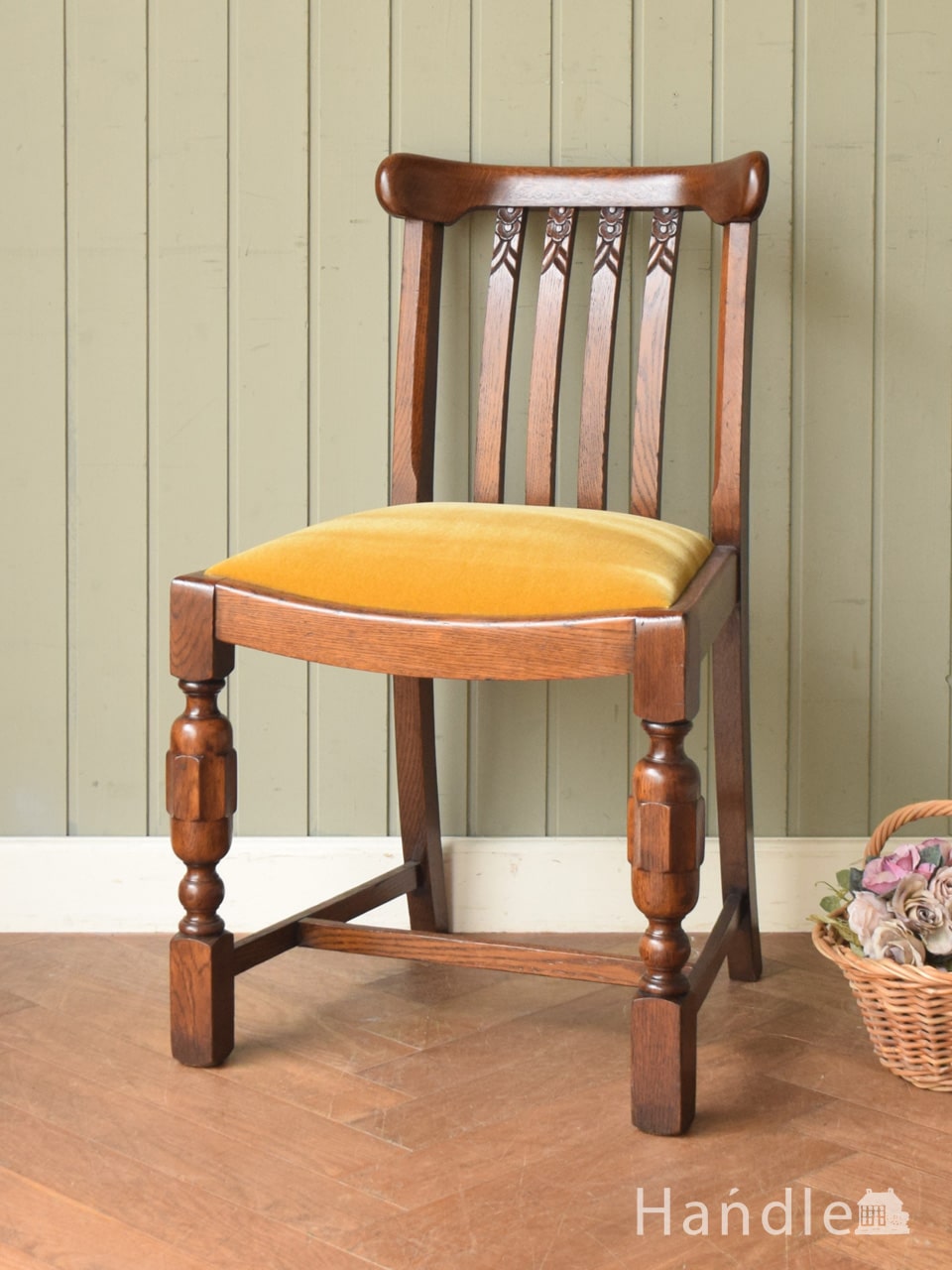 英国で見つけたアンティークの椅子、お花の彫刻がキレイなバルボス