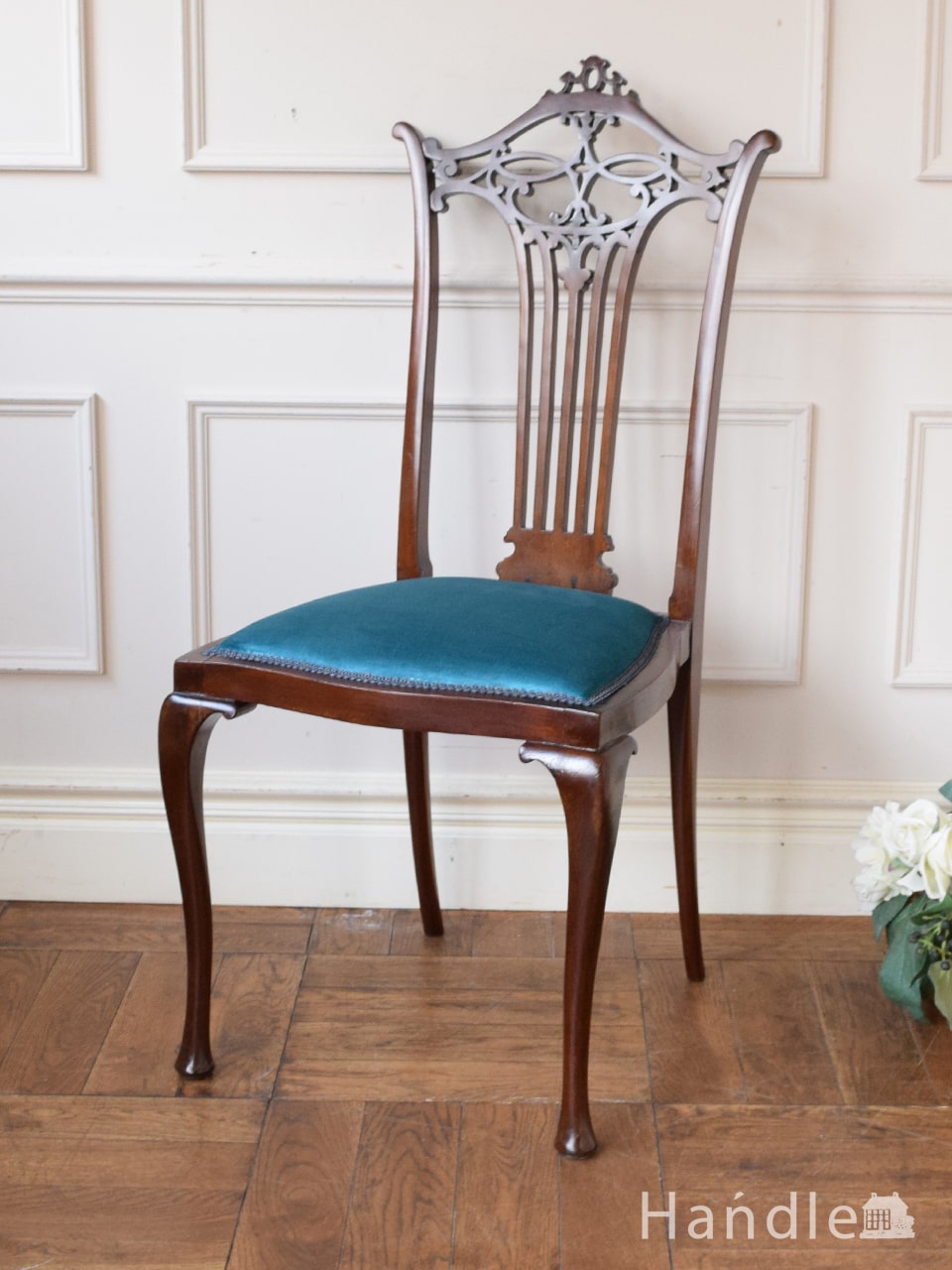アンティークのおしゃれな椅子、英国の透かし彫りが美しいサロンチェア