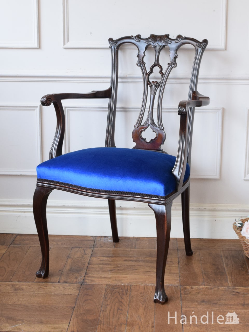英国で見つけたアンティークの椅子、透かし彫りが美しいアーム付きのサロンチェア (q-444-c)