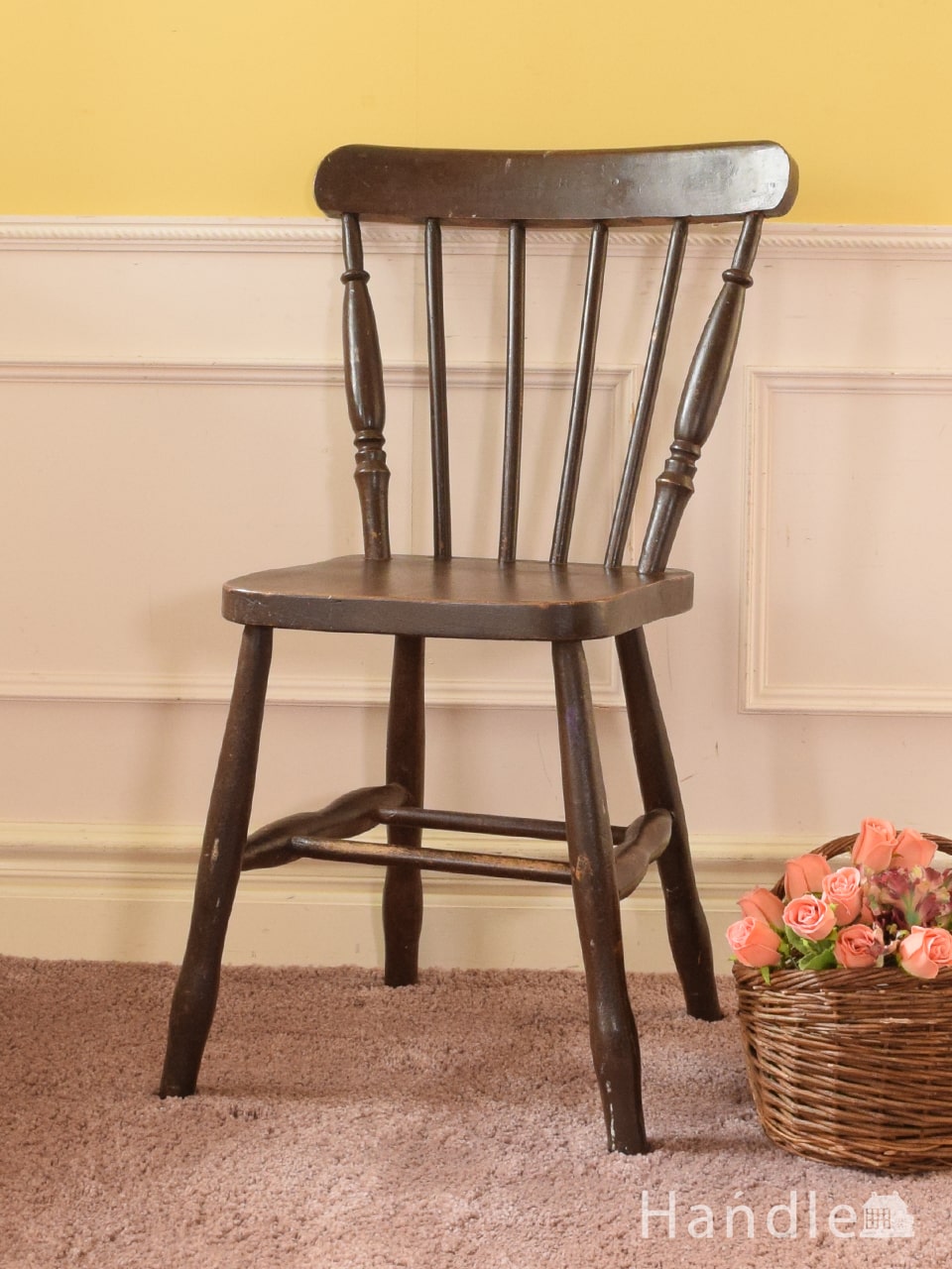 おしゃれなアンティークの椅子、素朴な雰囲気が漂うアンティークの