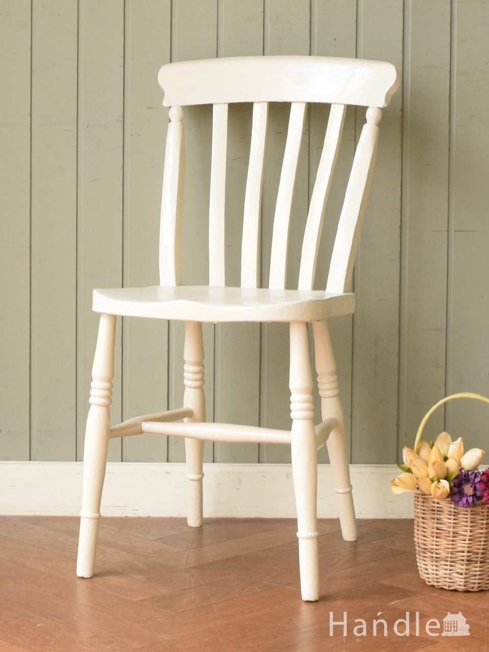 素朴な雰囲気が可愛いアンティークの椅子、白いペイント仕上げのイギリスから届いたキッチンチェア (d-916-c)