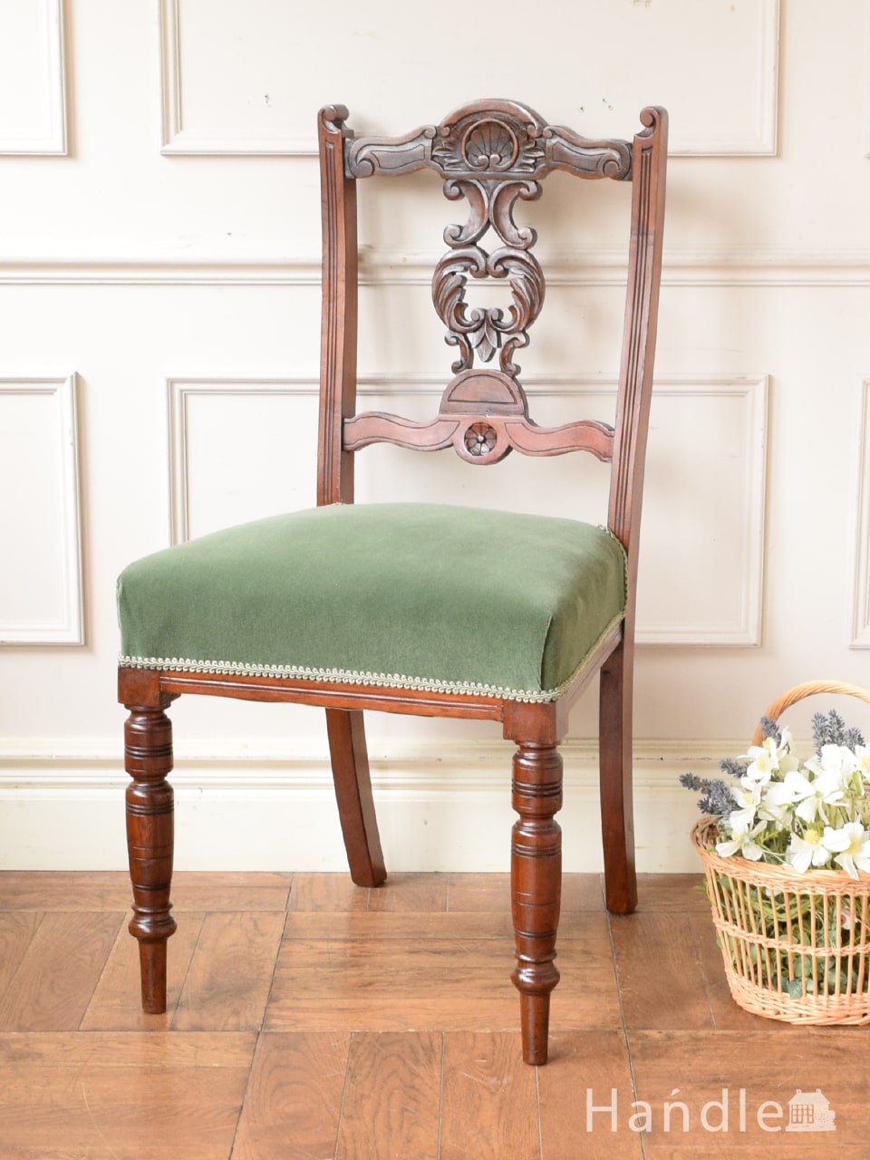アンティークの美しい椅子、背もたれの装飾が美しいアンティークのサロンチェア (z-060-c)