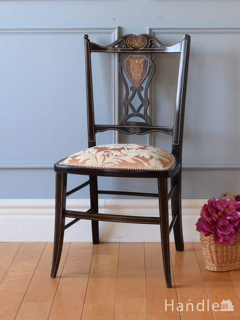 イギリスから届いた美しいアンティークチェア、マホガニー材の象嵌細工のアンティーク椅子