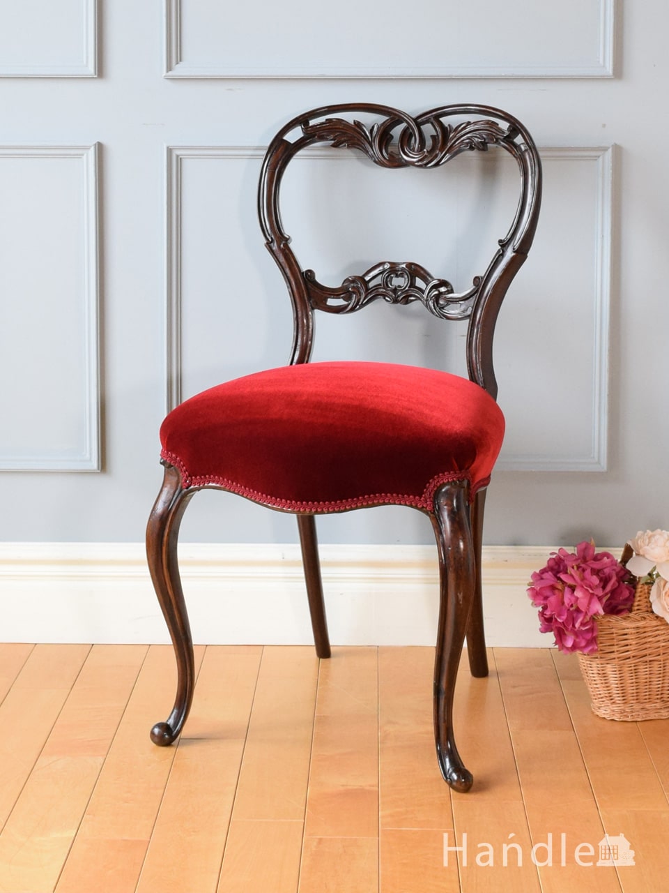 イギリスのアンティークサロンチェア、透かし彫りが美しいバルーンバックチェア(k-1285-c)｜アンティークチェア・椅子
