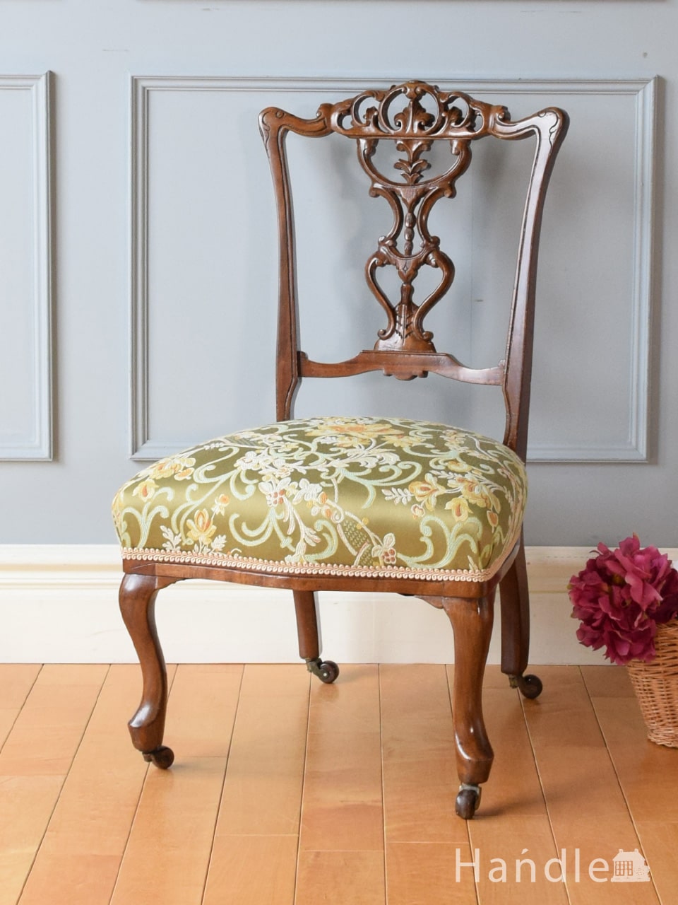 イギリスらしいアンティークの椅子、透かし彫りが美しいナーシングチェア (k-1802-c)