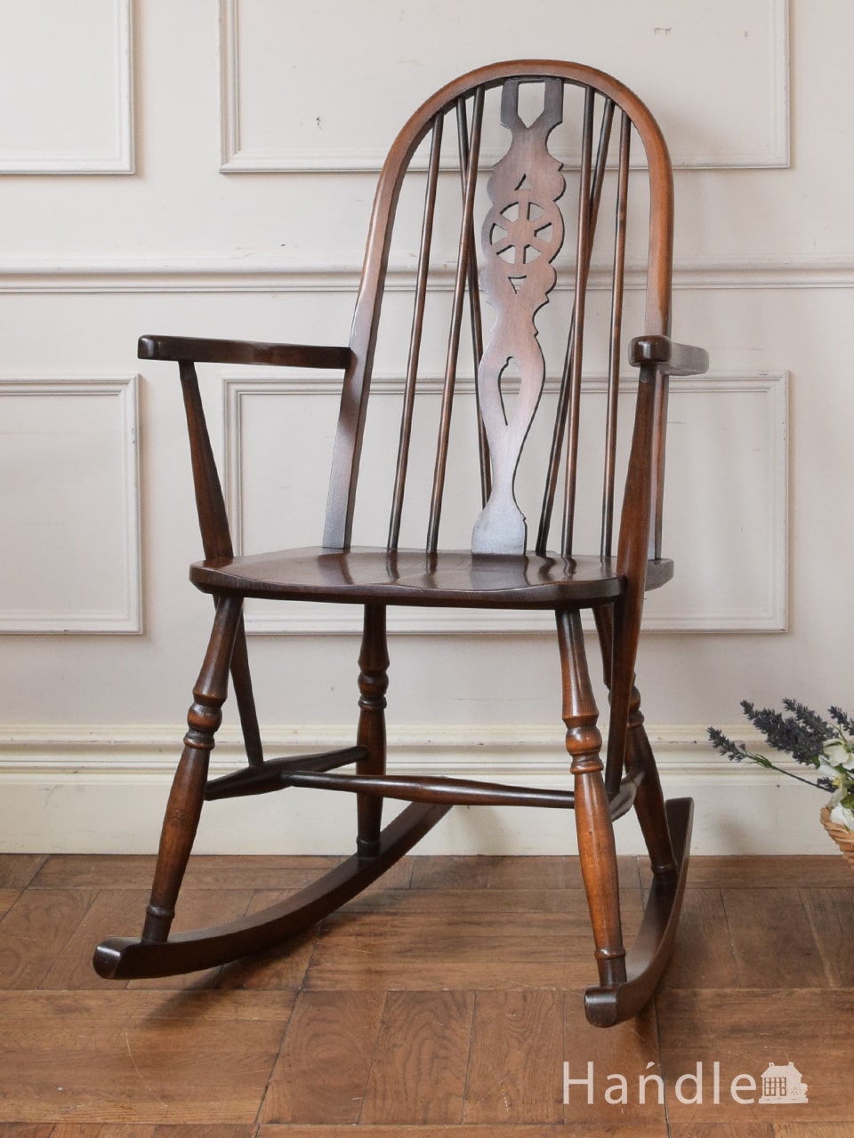 アンティークのロッキングチェア、ホイールバックの背もたれが可愛い椅子 (k-1818-c)