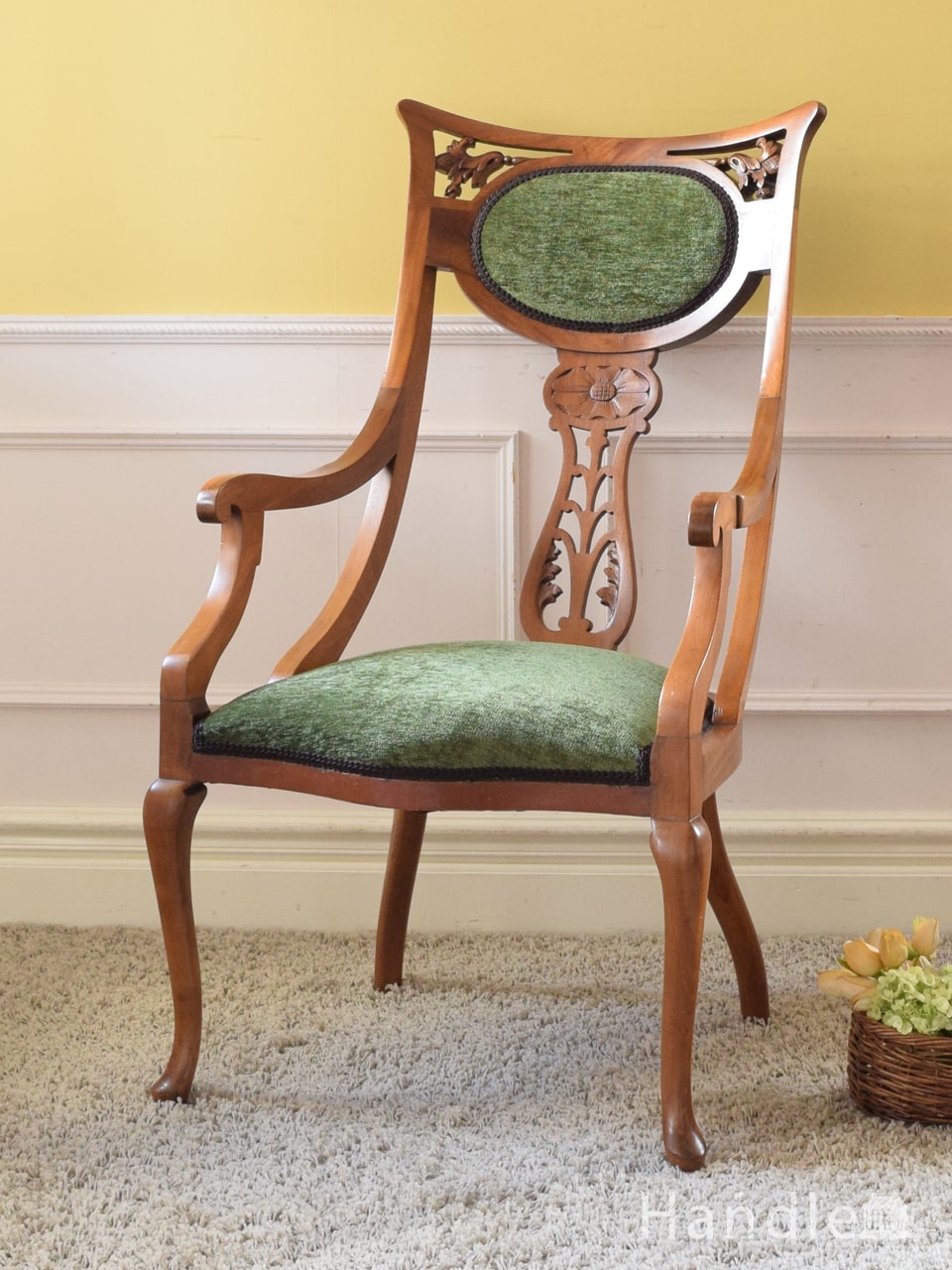英国で見つけたアンティークの椅子、透かし彫りが美しいアーム付きのサロンチェア(q-473-c)｜アンティークチェア・椅子