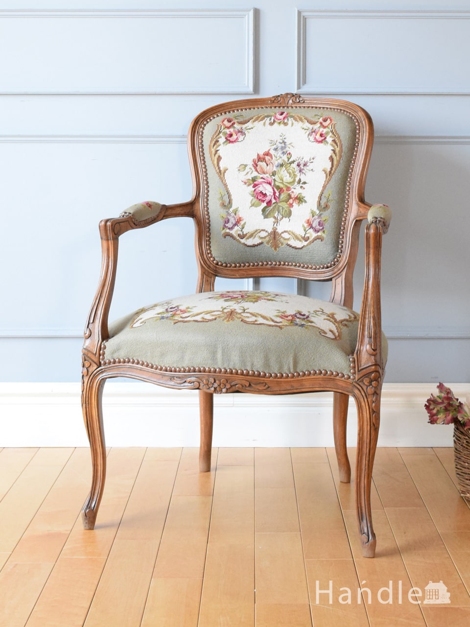 フランスから届いた一人掛けの椅子、王子様の刺繍が美しいプチポワンの 