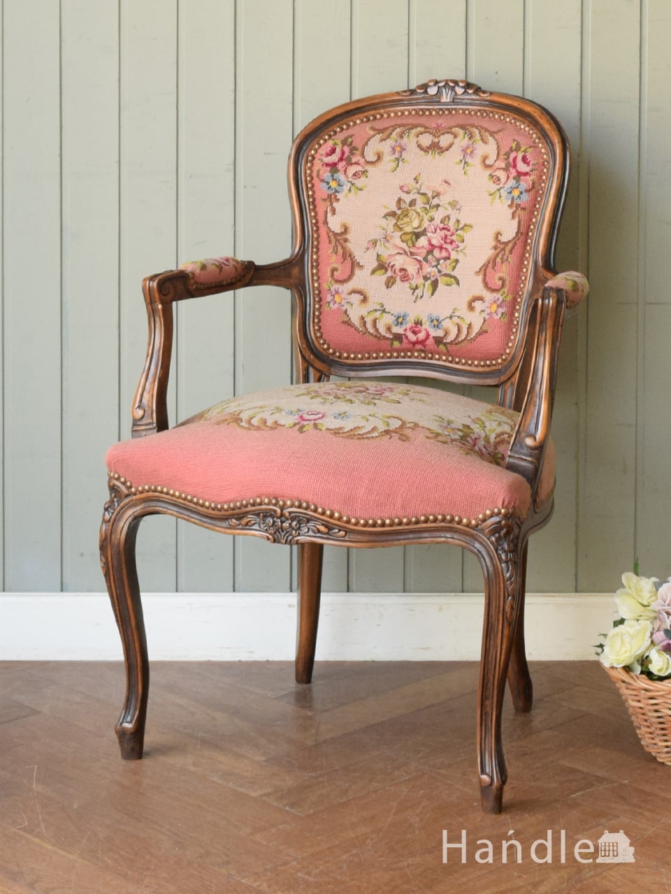 フランス生まれのアンティーク椅子、お花の刺繍が可愛いプチポワンのアームチェア (j-720-c)