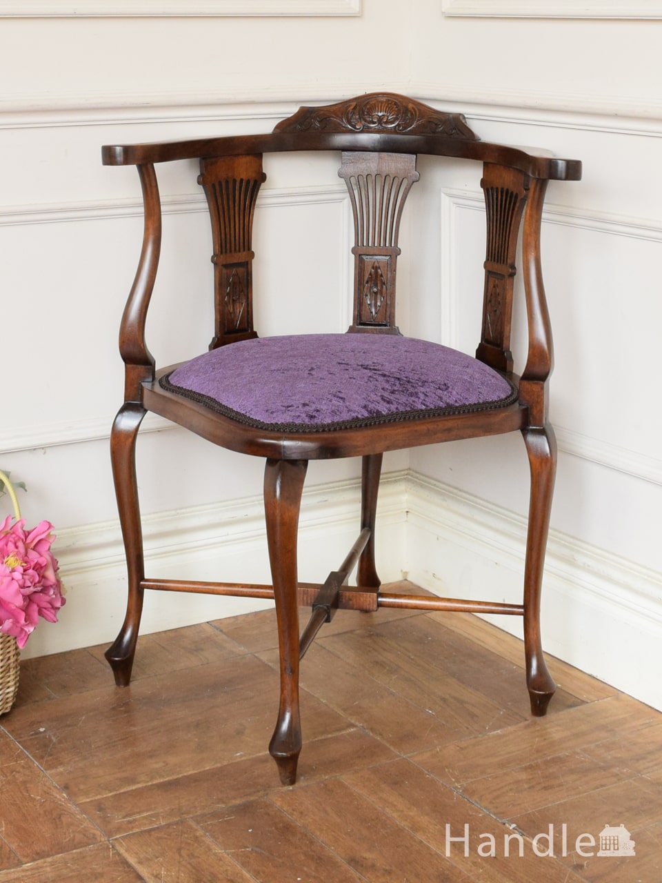 お部屋の角で使えるコーナーチェア、彫りと猫足が美しい英国アンティークの椅子 (q-475-c)