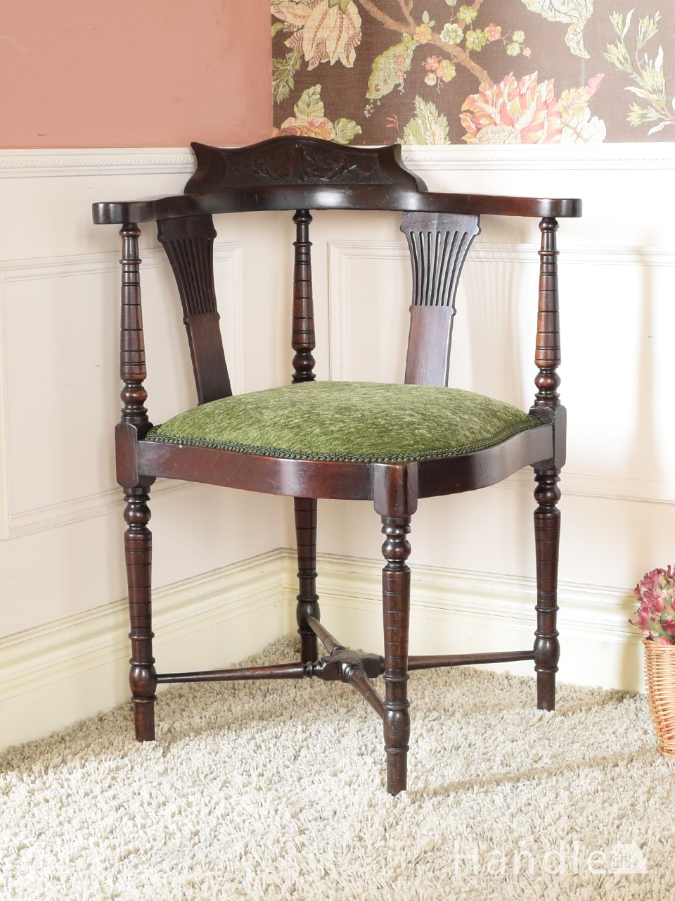 英国アンティークの美しい椅子、装飾が美しいマホガニー材のコーナーチェア (q-476-c)