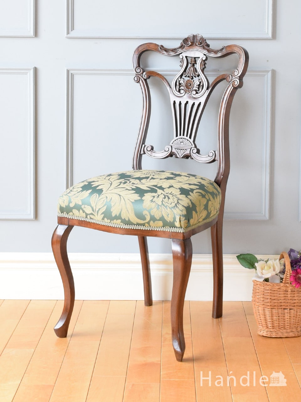 英国アンティークの美しい椅子、豪華な透かし彫りが美しいアンティーク