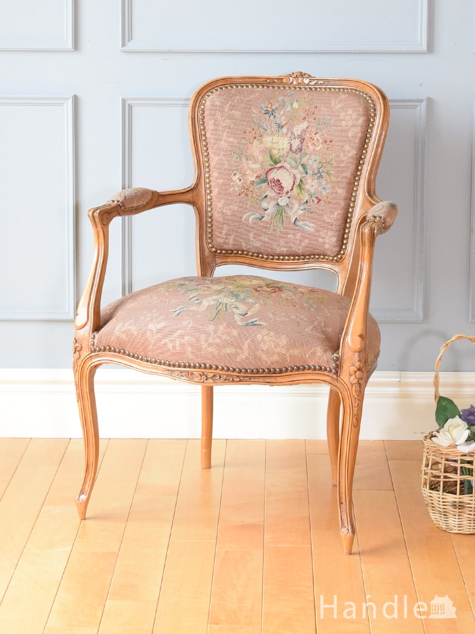 フランスアンティークのおしゃれな一人掛け椅子、お花の刺繍が華やかな