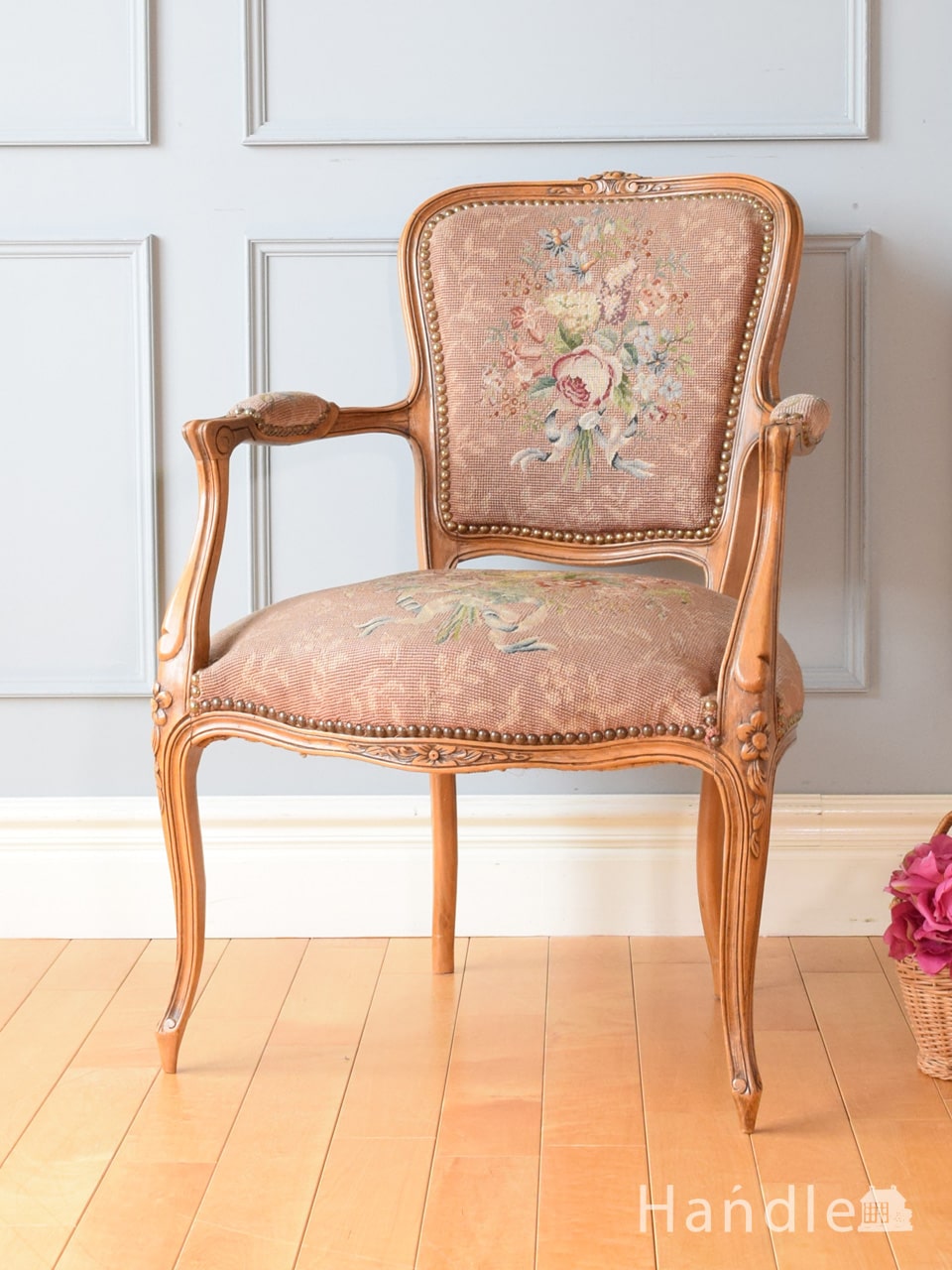 フランス生まれのサロンチェア、華やかなお花の模様が美しいプチポワンの椅子 (z-082-c)