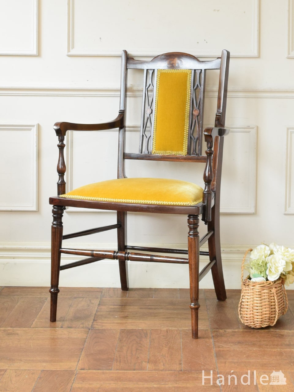 アンティークのアーム付きの椅子、挽き物や透かし彫りの装飾が美しいサロンチェア (z-085-c)