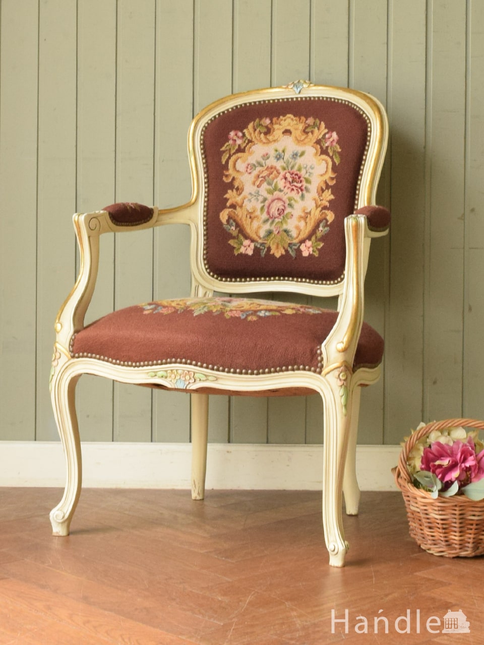 フランスのアンティークの椅子、プチポワンの刺繍が美しいアームチェア (j-731-c)