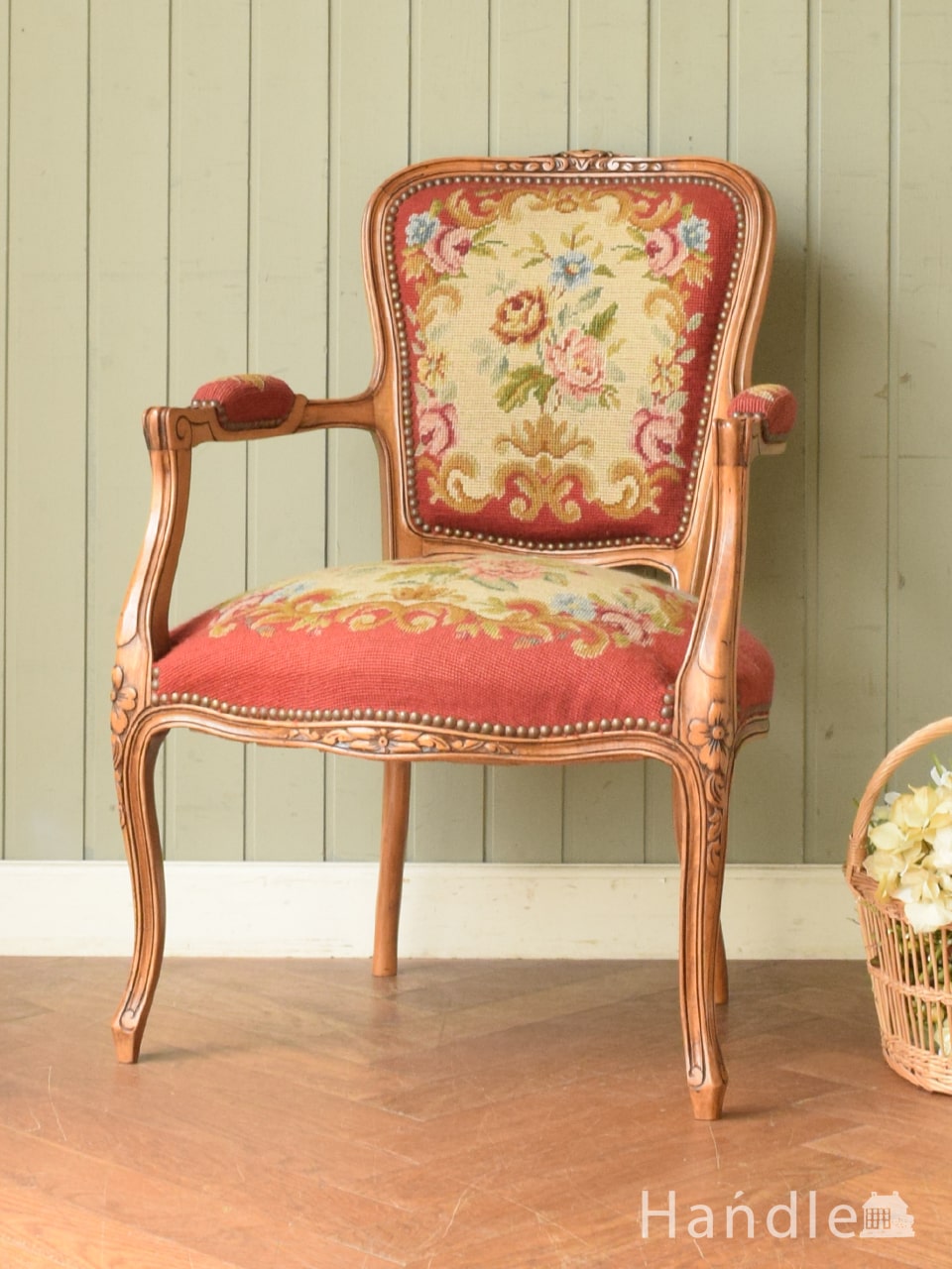 フランス生まれのアンティーク椅子、お花の刺繍が豪華な赤いプチポワンのアームチェア (j-730-c)