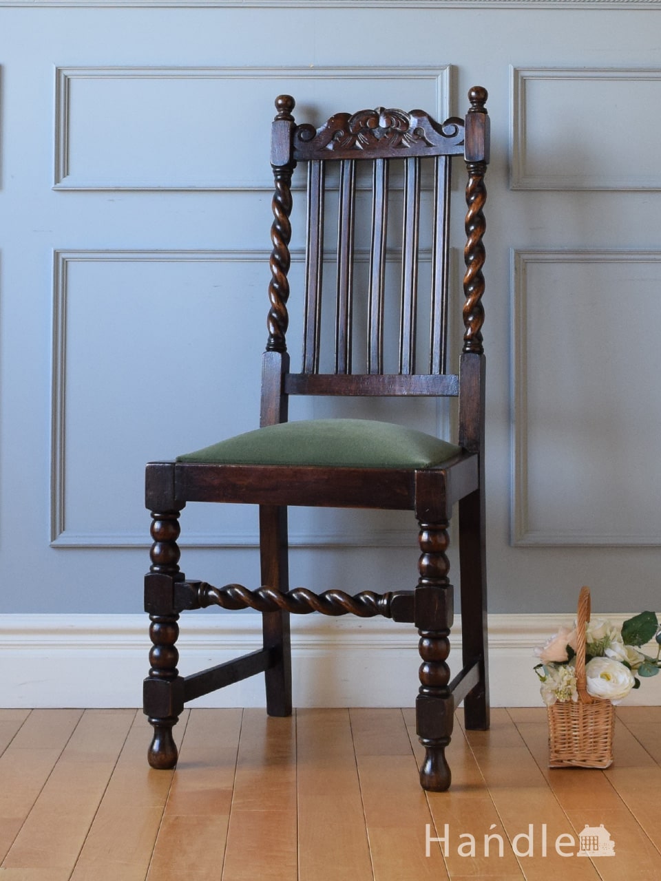 英国から届いたアンティークのダイニングチェア、ツイスト脚と彫りが美しいオーク材の椅子