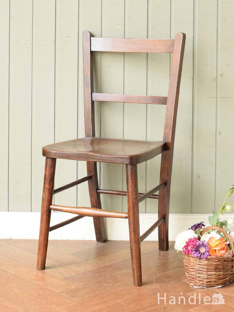 ほっこりぬくもりあるアンティークの椅子、イギリスで見つけた木製の可愛いスクールチェア (z-097-c)