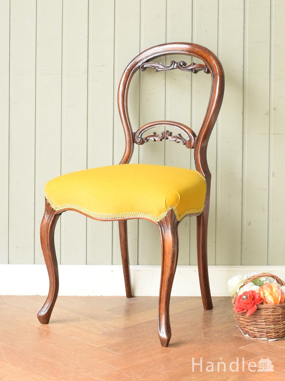 ウォールナット材のアンティークの椅子、透かし彫りが美しいバルーンバックチェア (z-098-c)