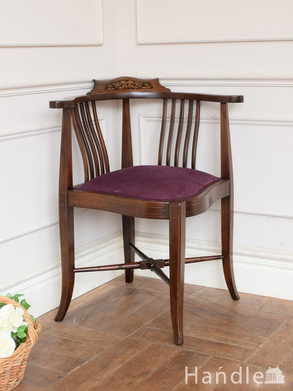 お部屋の角で使えるコーナーチェア、イギリスで見つけたアンティークの椅子 (q-506-c)