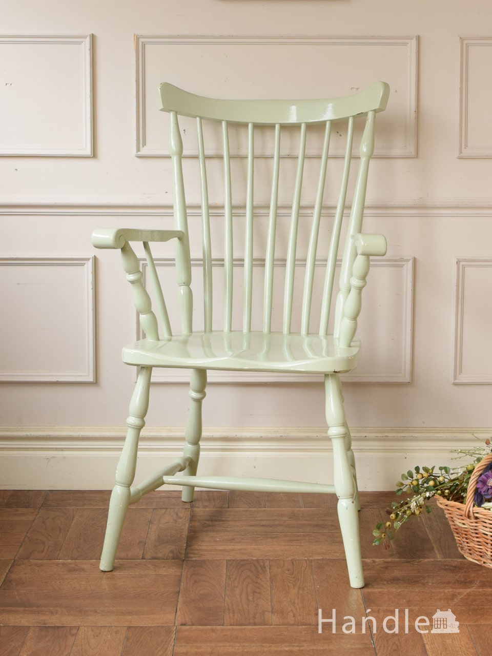 素朴な雰囲気がおしゃれなアンティークの椅子、淡いグリーン色が可愛い