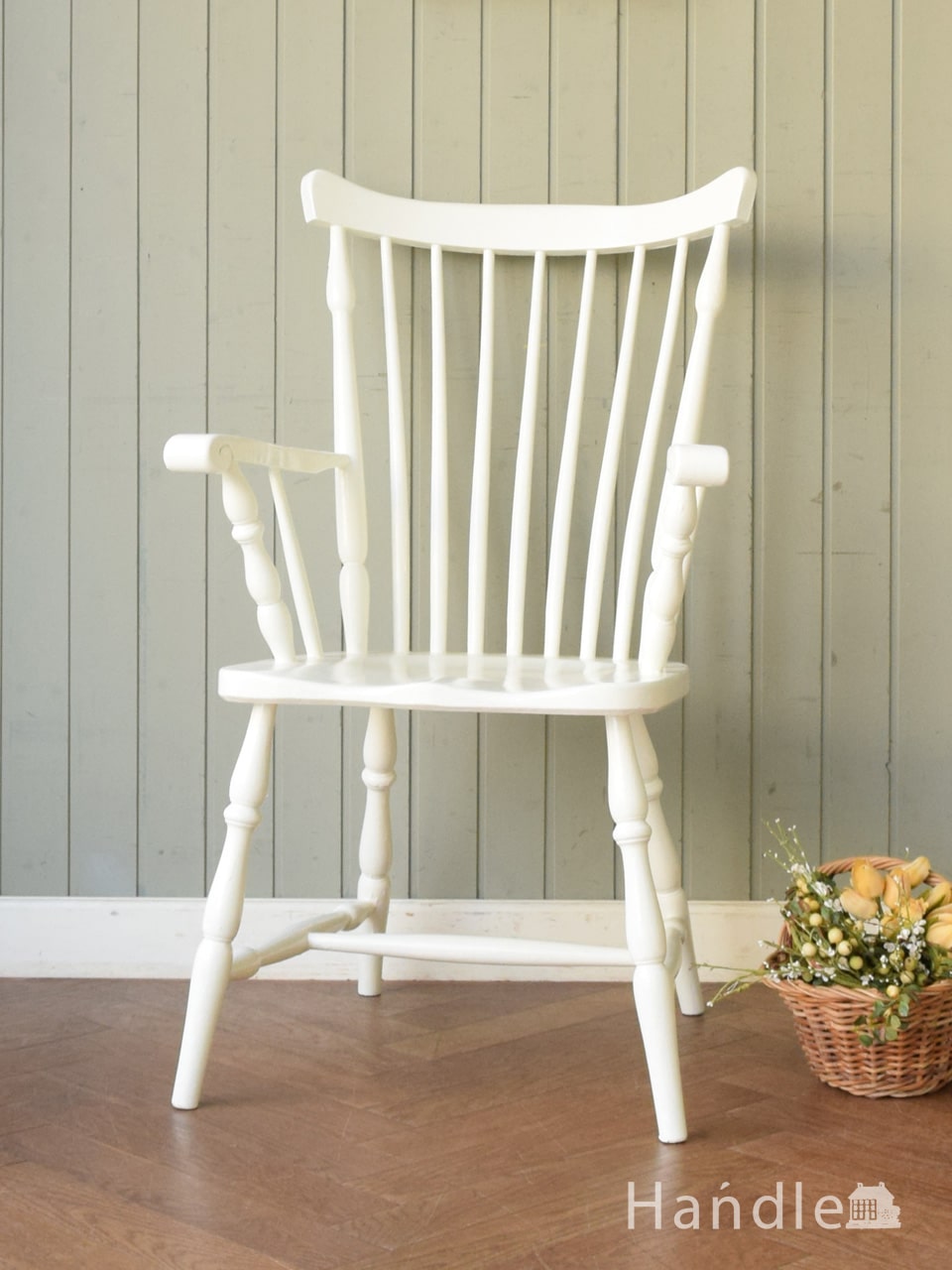 素朴な雰囲気が可愛いアンティークの椅子、白いペイント仕上げのイギリスから届いたアームチェア (m-696-c-1)