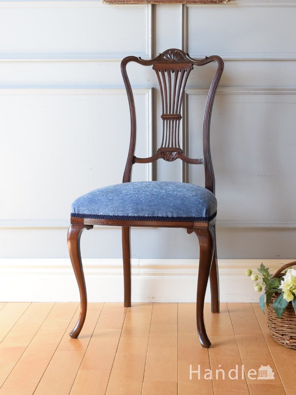 アンティークのおしゃれな椅子、透かし彫りが美しいイギリスのサロン
