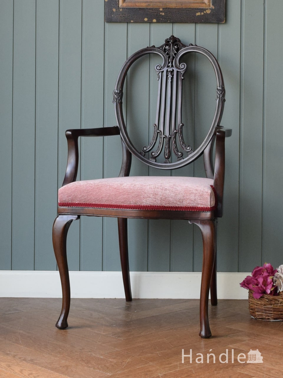 ハートの形の盾型モチーフの背もたれがおしゃれな英国アンティークの椅子ヘップルホワイトアームチェア
