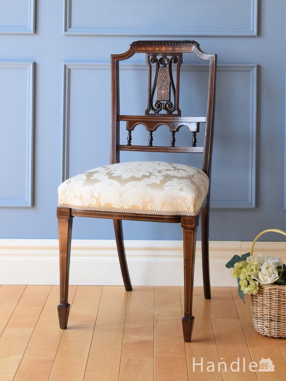 英国アンティークの椅子、透かし彫りと象嵌が美しいマホガニー材の