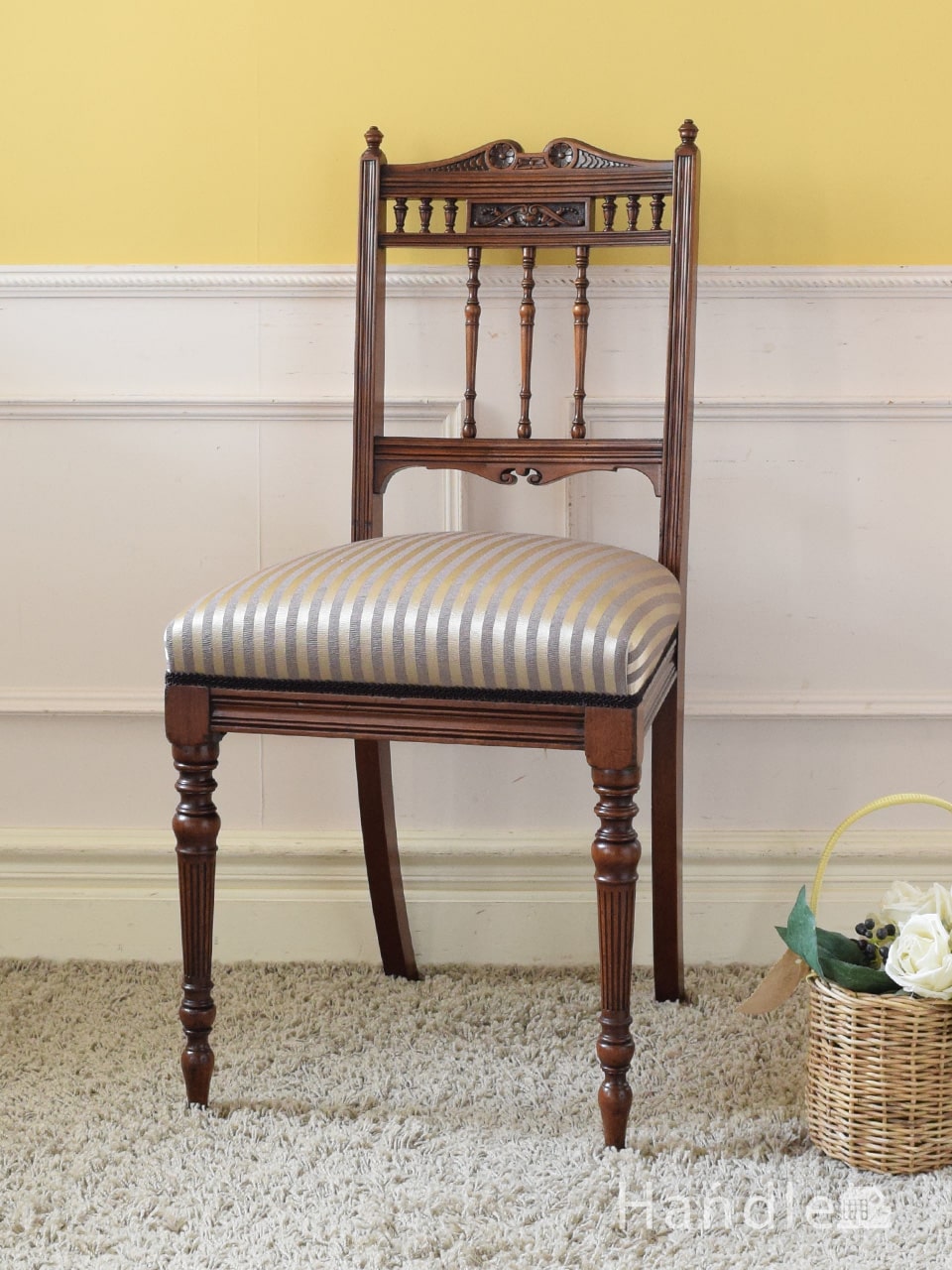 英国アンティークの美しい椅子、背もたれの彫が美しい高級感漂うサロンチェア (q-510-c)