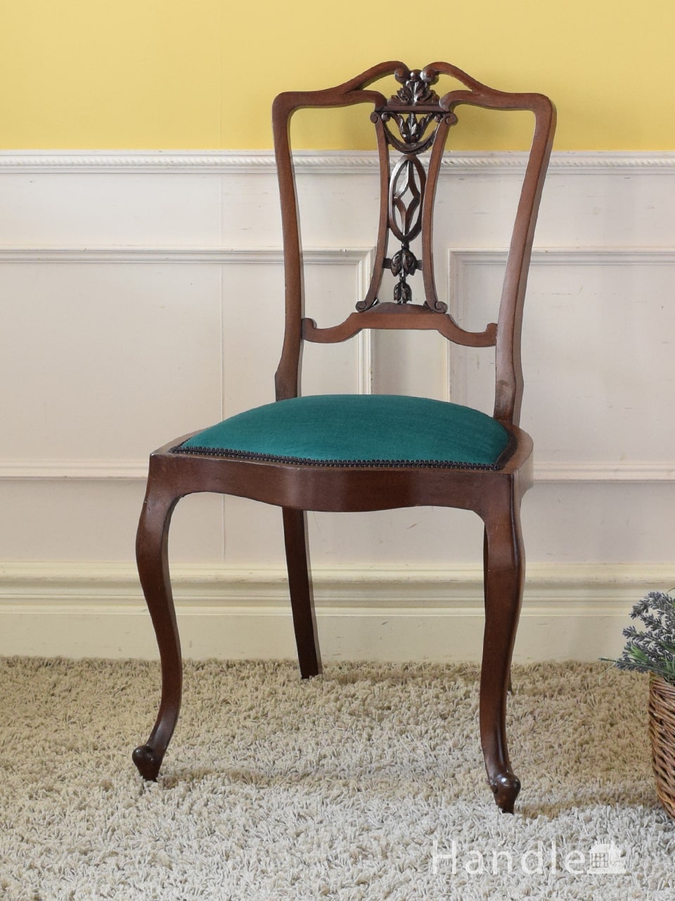 英国アンティークのおしゃれな椅子、繊細な透かし彫りの美しいサロン