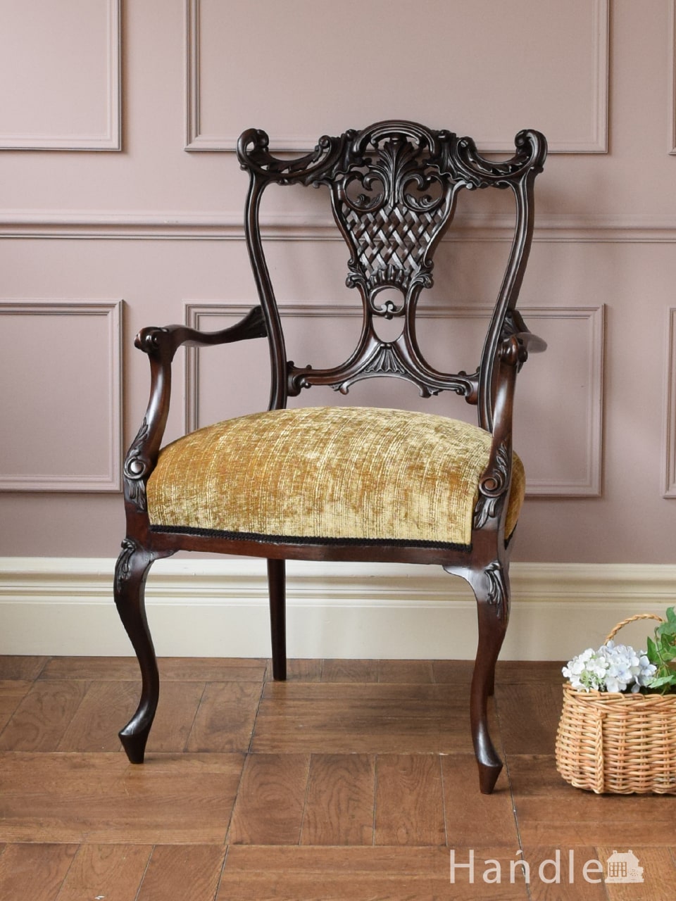 英国で見つけたアンティークの椅子、透かし彫りが美しいアーム付きのサロンチェア (q-511-c)