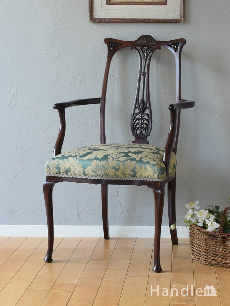 英国で出会った優雅なアンティークの椅子、透かし彫りが美しいクイーンアンスタイルのアームチェア (k-1847-c)