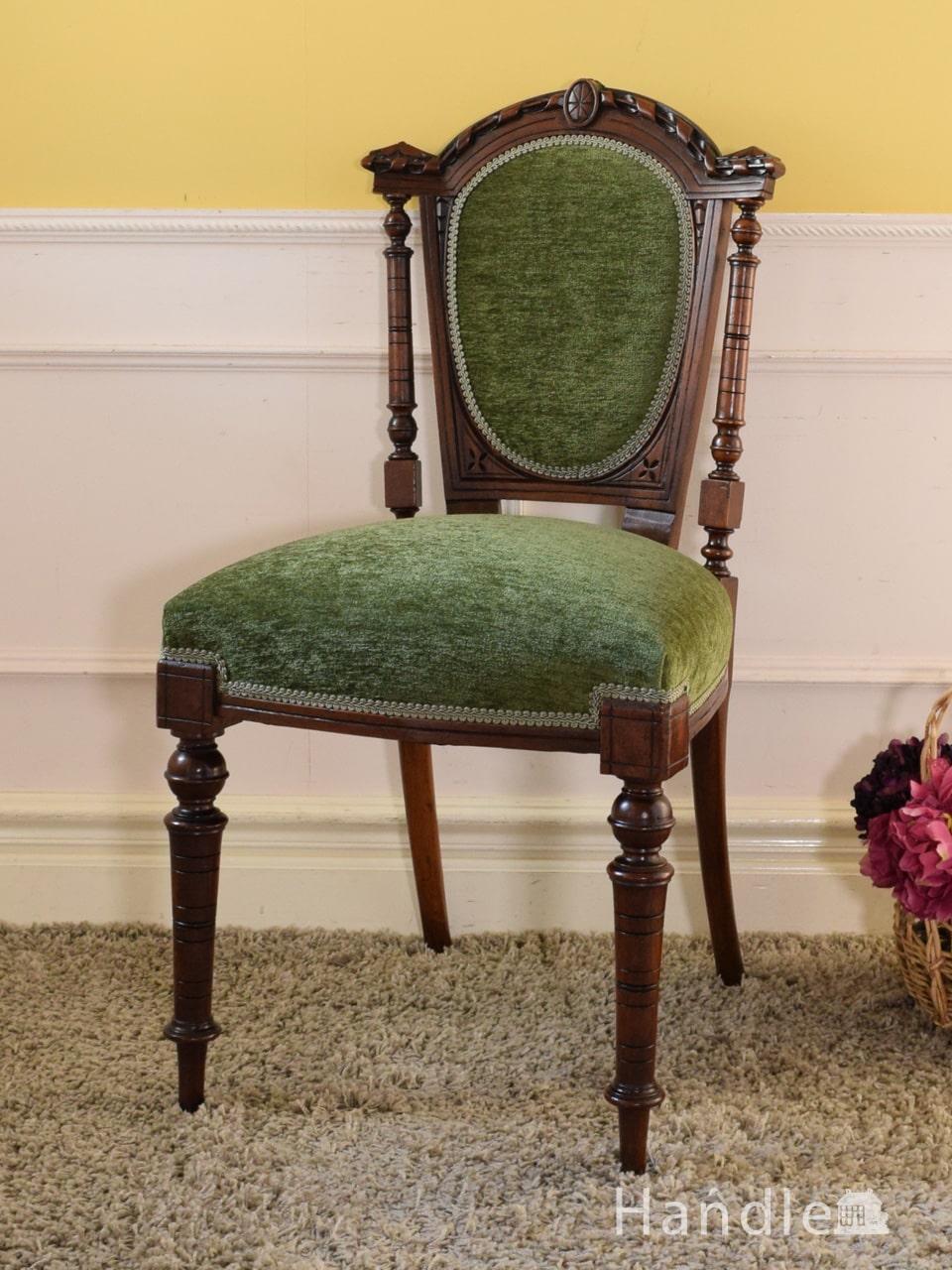 英国のアンティークのおしゃれな椅子、浮彫が美しいウォールナットの