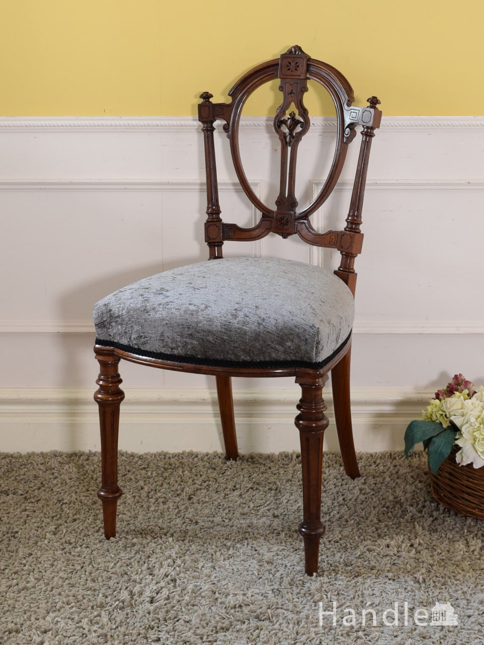 英国から届いた美しいアンティークの椅子、ウォールナットの高級感漂うサロンチェア (q-524-c)