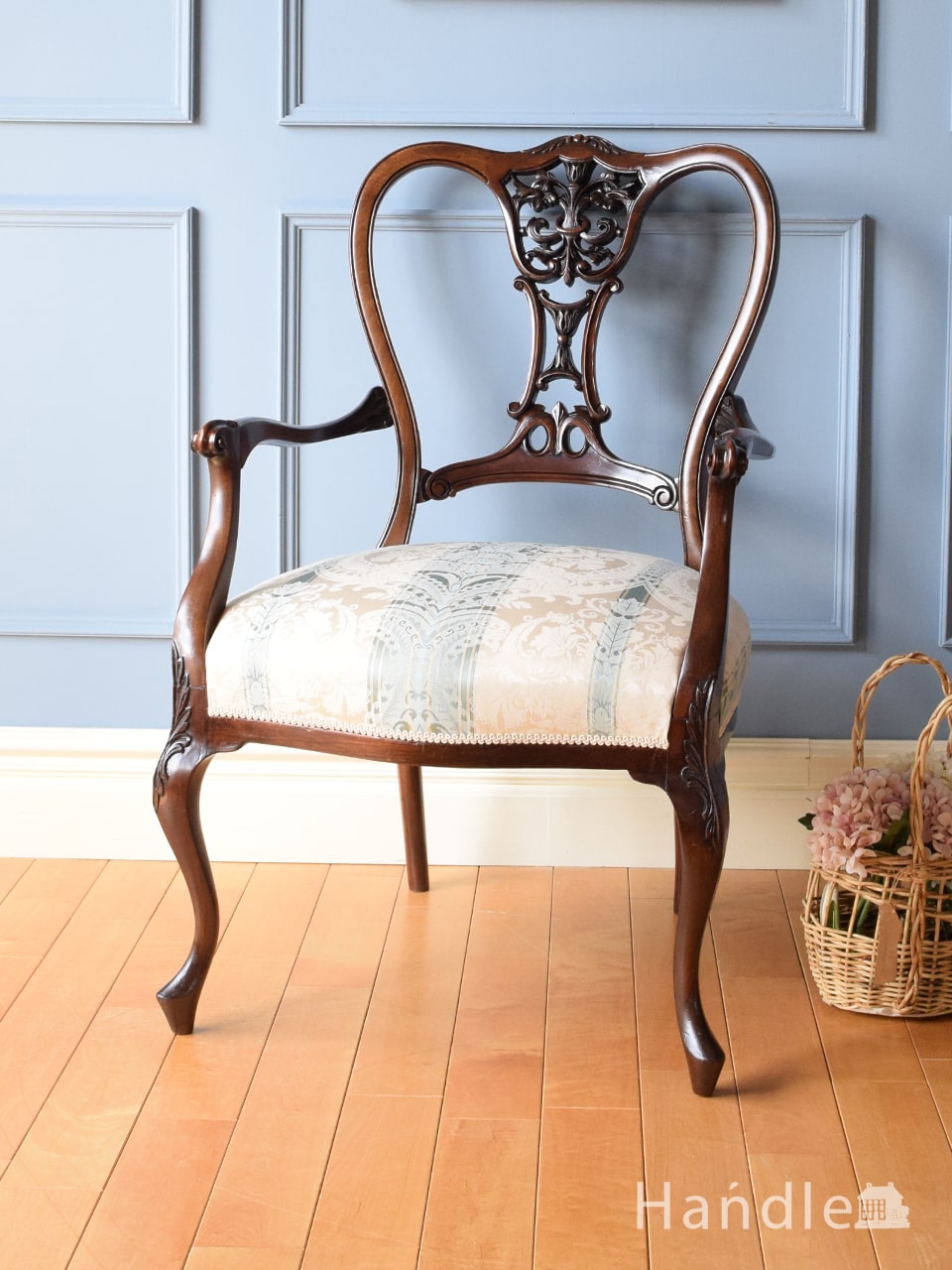 イギリスから届いたアンティークの肘掛け付き椅子、マホガニー材の美しいアームチェアー (q-535-c)
