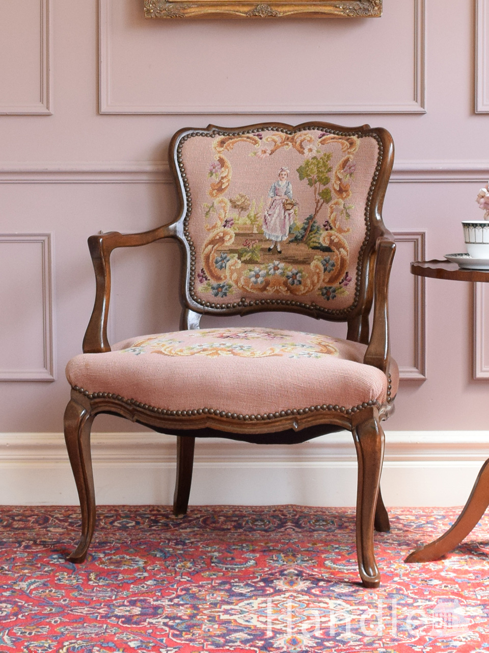 フランスから届いた一人掛けの椅子、女の子の刺繍が美しいプチポワンのアームチェア (j-744-c)