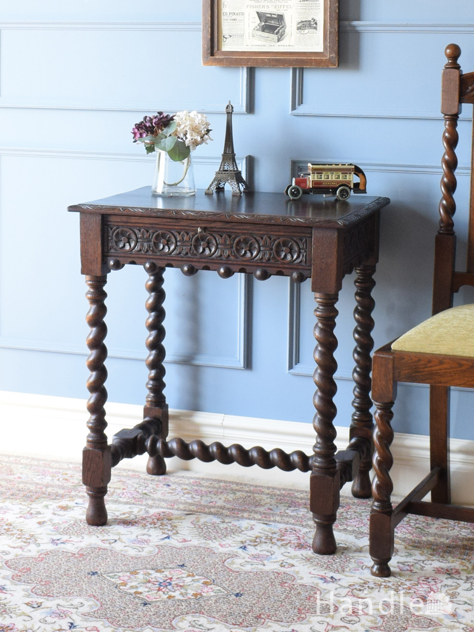 ツイストが美しいアンティークのホールテーブル、いろんな彫が施された引き出し付きのテーブル