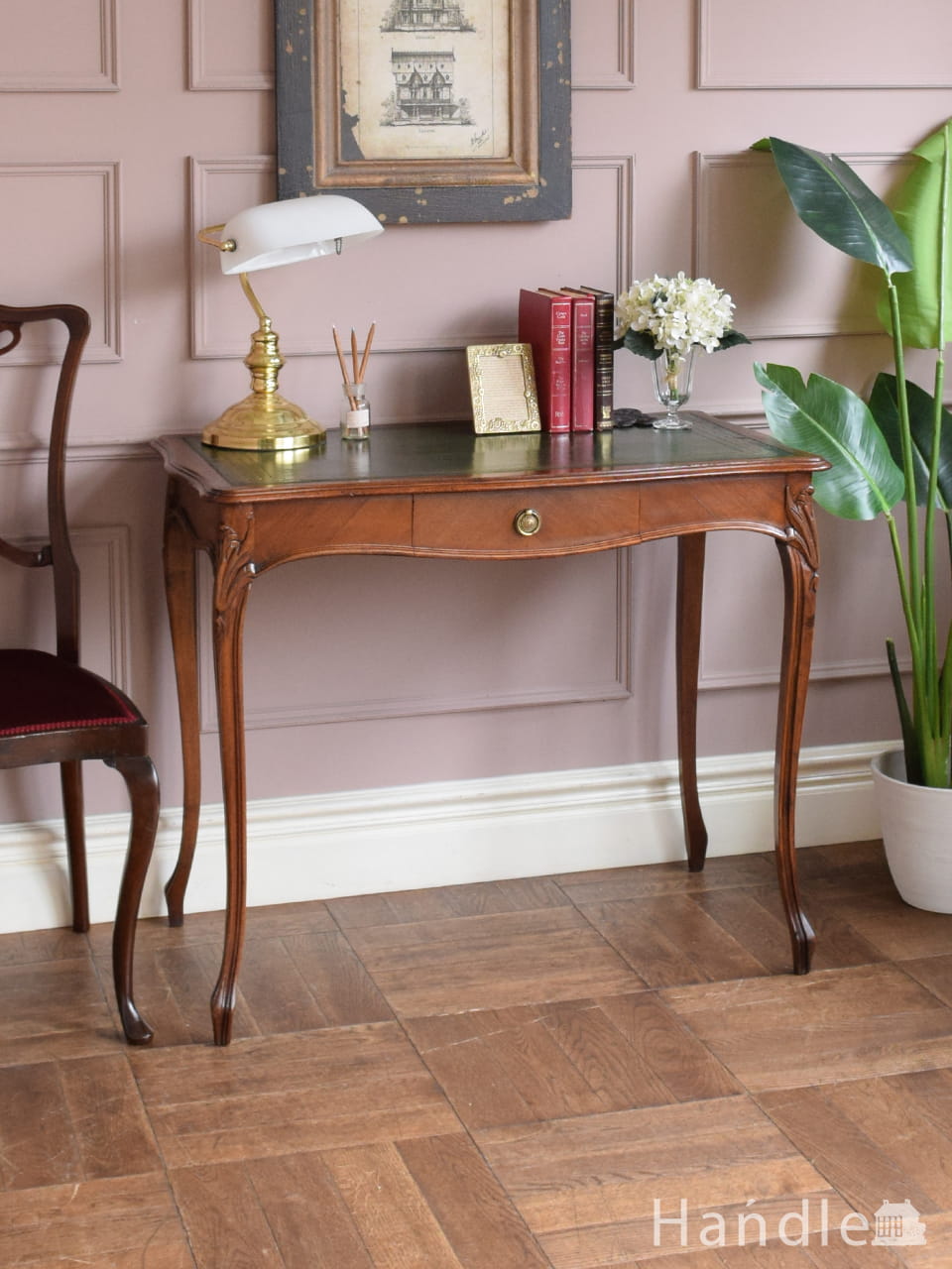 英国アンティークの美しい書斎机、カブリオールレッグのライティングデスク