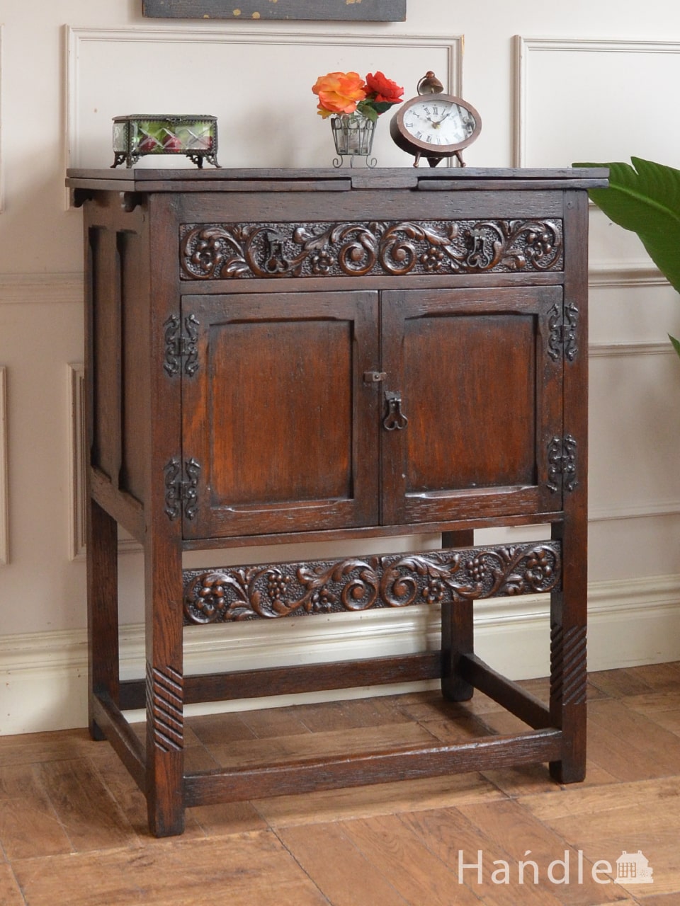 英国のアンティークキャビネット、装飾の彫が美しいサイドボード (q-2332-f)