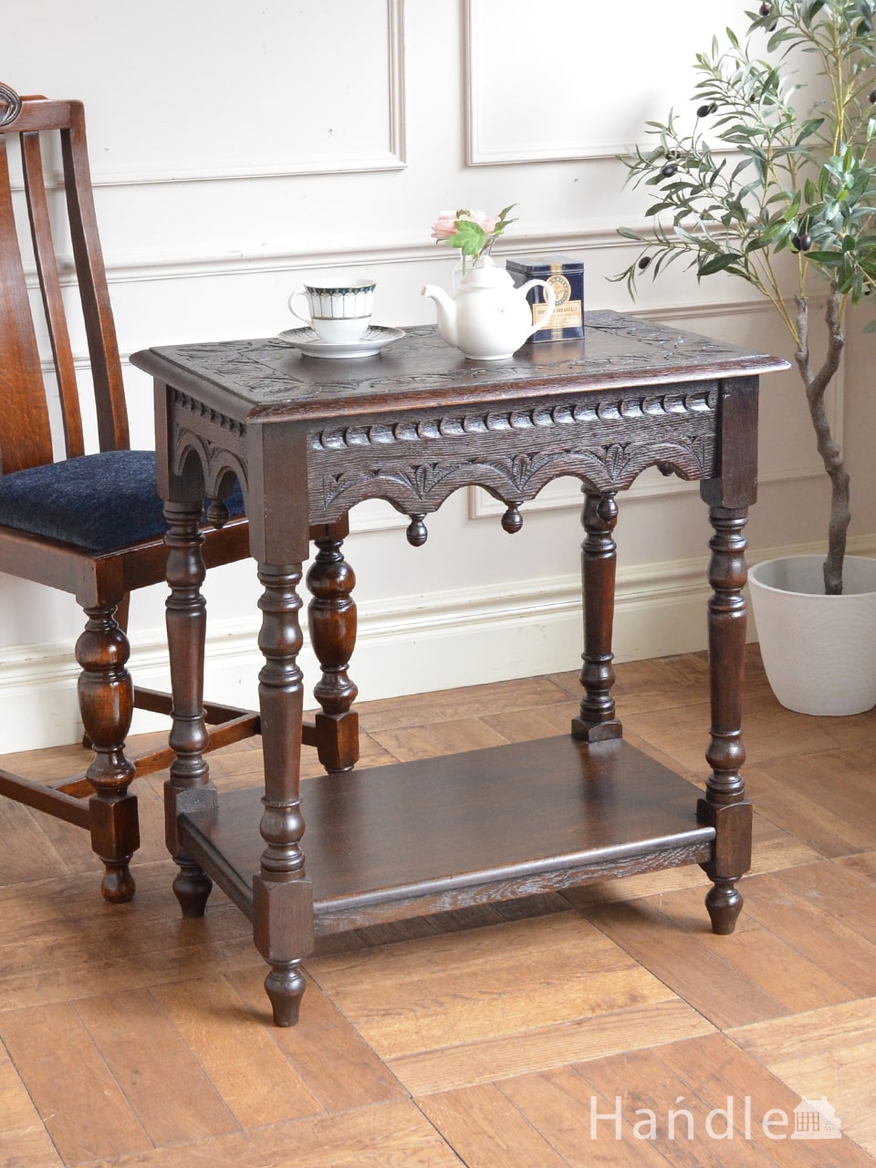 英国のアンティークのサイドテーブル、お月様の彫刻が美しいオーク材のオケージョナルテーブル (q-2351-f)