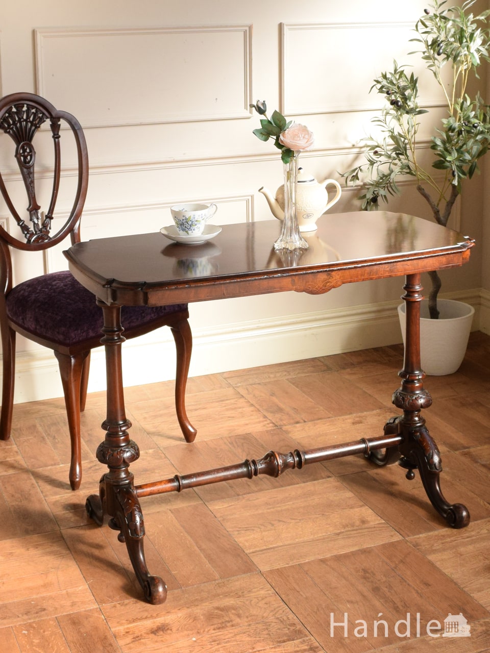 玄関で使える英国のアンティークのサイドテーブル、脚の装飾が美しいホールテーブル (q-2334-f)