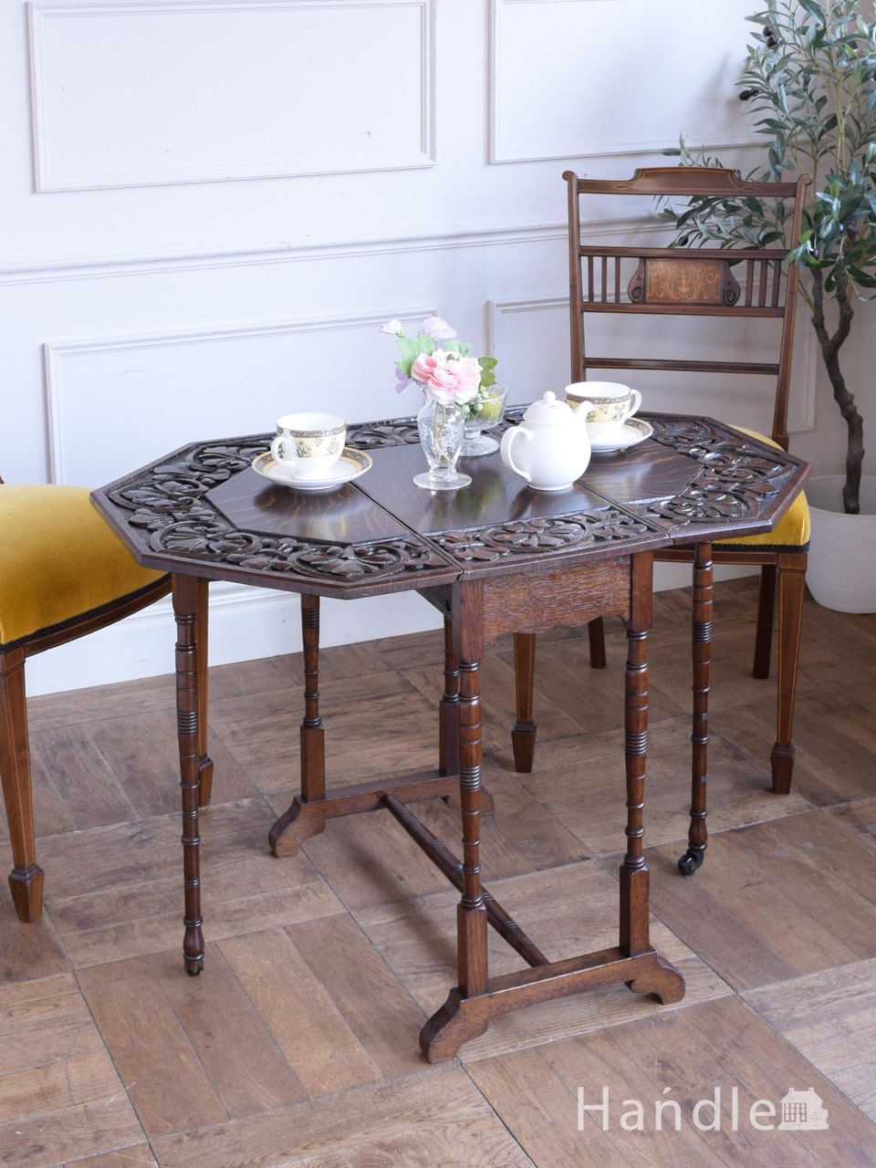 英国アンティークのテーブル、彫刻が美しい折り畳み式のゲートレッグテーブル (q-2356-f)