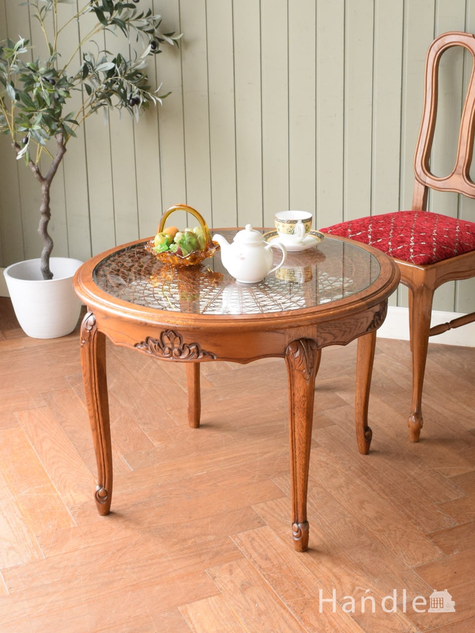フランスの優雅なアンティークテーブル、網目がキレイな丸い形のコーヒーテーブル